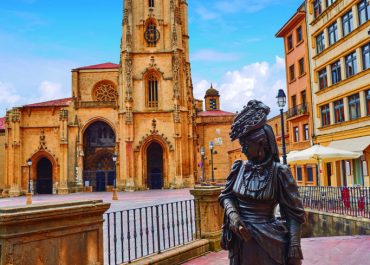 Catedral de Oviedo y estatua de la Regenta