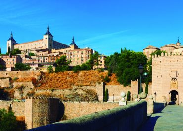 Vista del Alcázar de Toledo desde el Puente de Alcántara