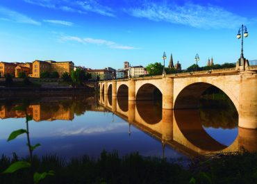 Puente antiguo sobre río Ebro, Logroño