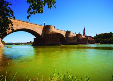 Puente de piedra sobre el río Ebro, Zaragoza